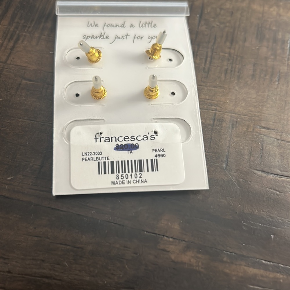 NWT 2 Pairs of Small Francesca’s Earrings - Gold/Pearl Detailing - Picture 3 of 3